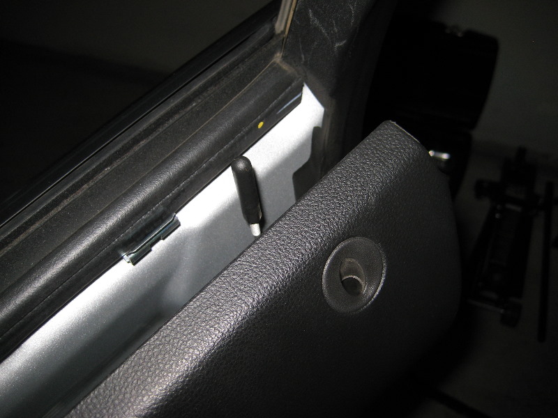 GM-Chevrolet-Equinox-Interior-Door-Panel-Removal-Guide-034