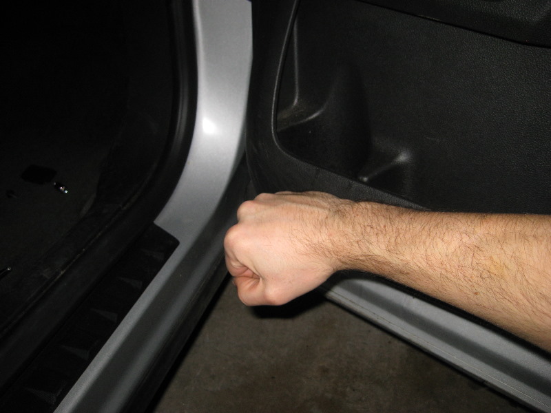 GM-Chevrolet-Equinox-Interior-Door-Panel-Removal-Guide-038