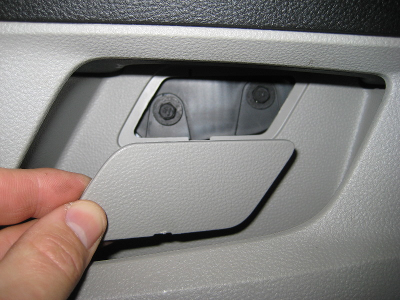 GM-Chevrolet-Equinox-Interior-Door-Panel-Removal-Guide-040