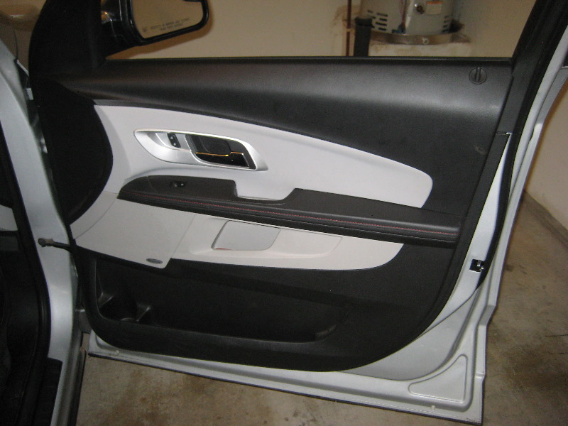 GM-Chevrolet-Equinox-Interior-Door-Panel-Removal-Guide-045