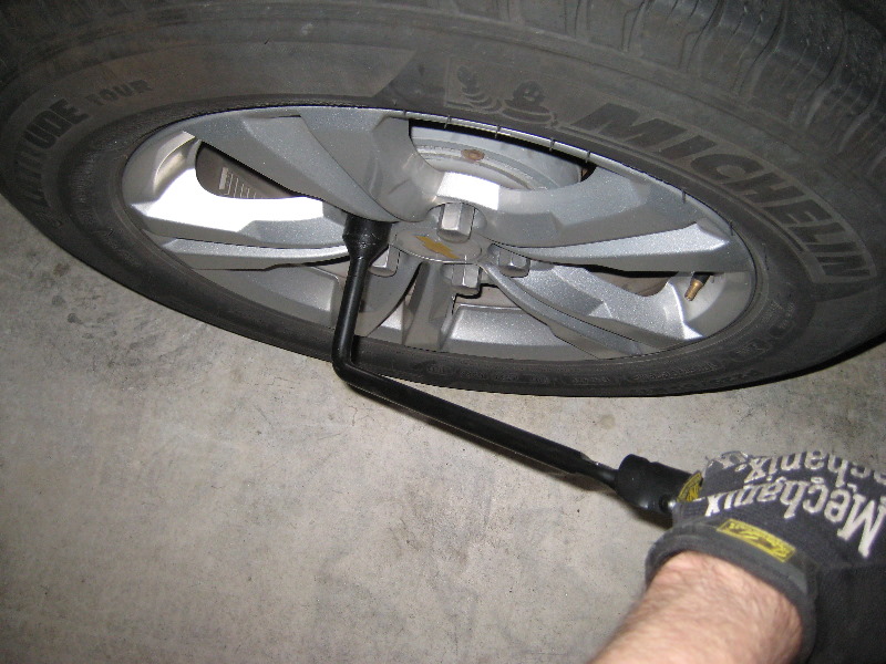 GM-Chevrolet-Equinox-Rear-Brake-Pads-Replacement-Guide-002