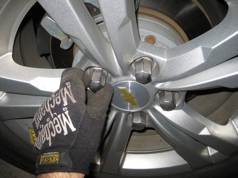 GM-Chevrolet-Equinox-Rear-Brake-Pads-Replacement-Guide-004