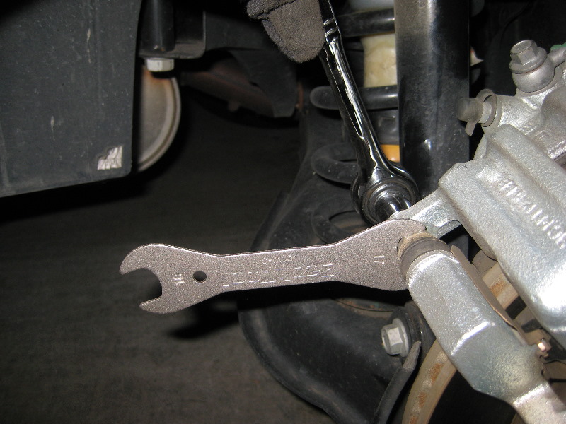 GM-Chevrolet-Equinox-Rear-Brake-Pads-Replacement-Guide-008