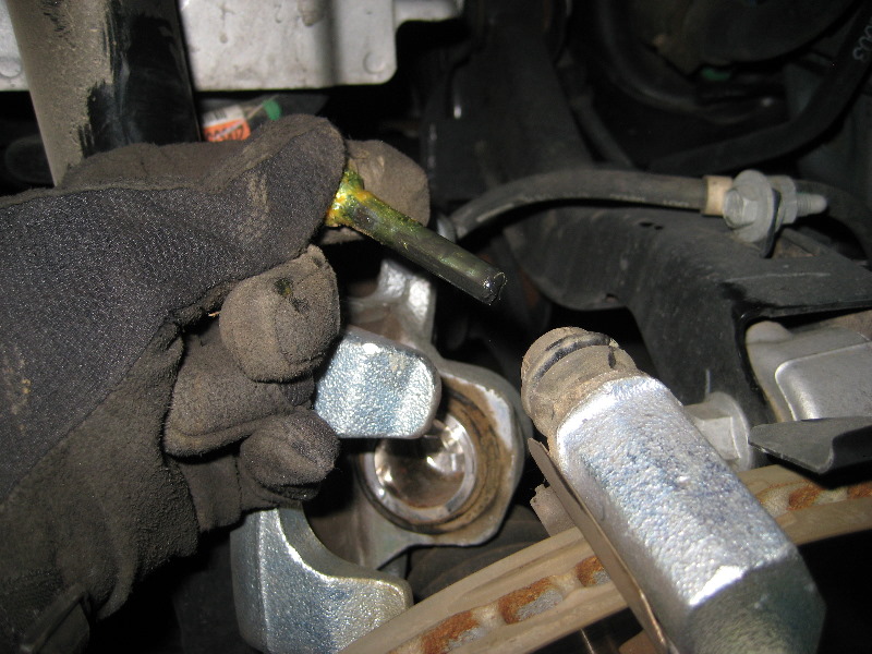 GM-Chevrolet-Equinox-Rear-Brake-Pads-Replacement-Guide-020