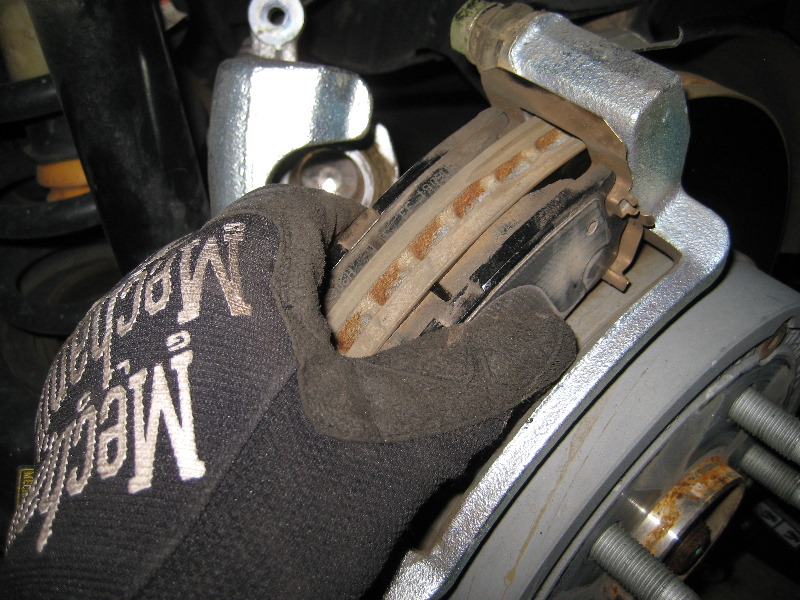 GM-Chevrolet-Equinox-Rear-Brake-Pads-Replacement-Guide-023