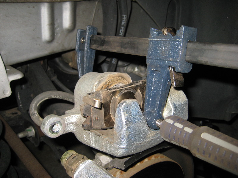 GM-Chevrolet-Equinox-Rear-Brake-Pads-Replacement-Guide-024