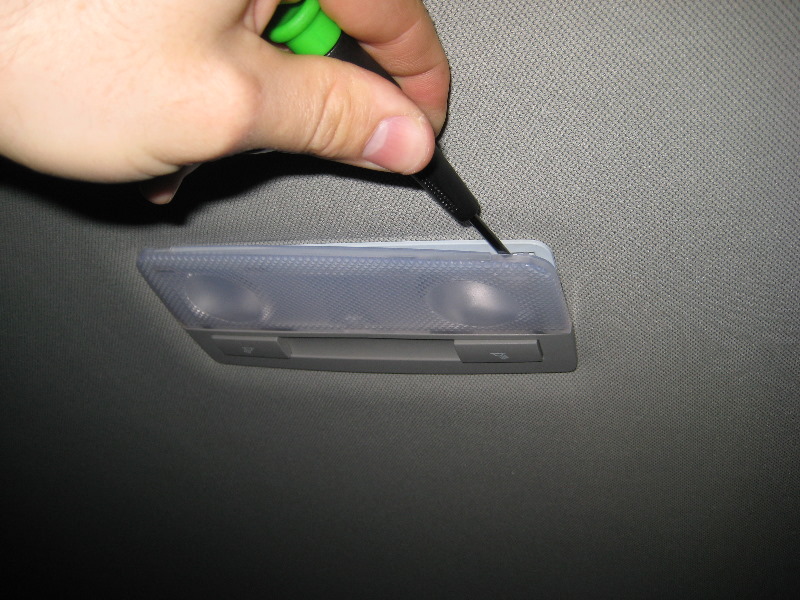 GM-Chevrolet-Equinox-Rear-Passenger-Reading-Light-Bulbs-Replacement-Guide-003