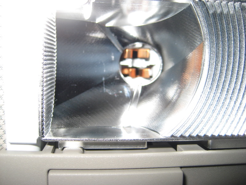 GM-Chevrolet-Equinox-Rear-Passenger-Reading-Light-Bulbs-Replacement-Guide-007