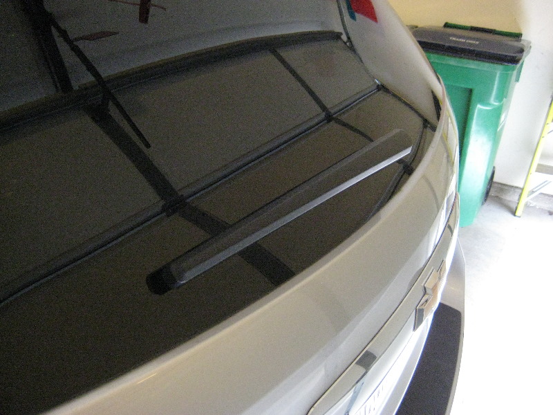 GM-Chevrolet-Equinox-Rear-Wiper-Blade-Replacement-Guide-001