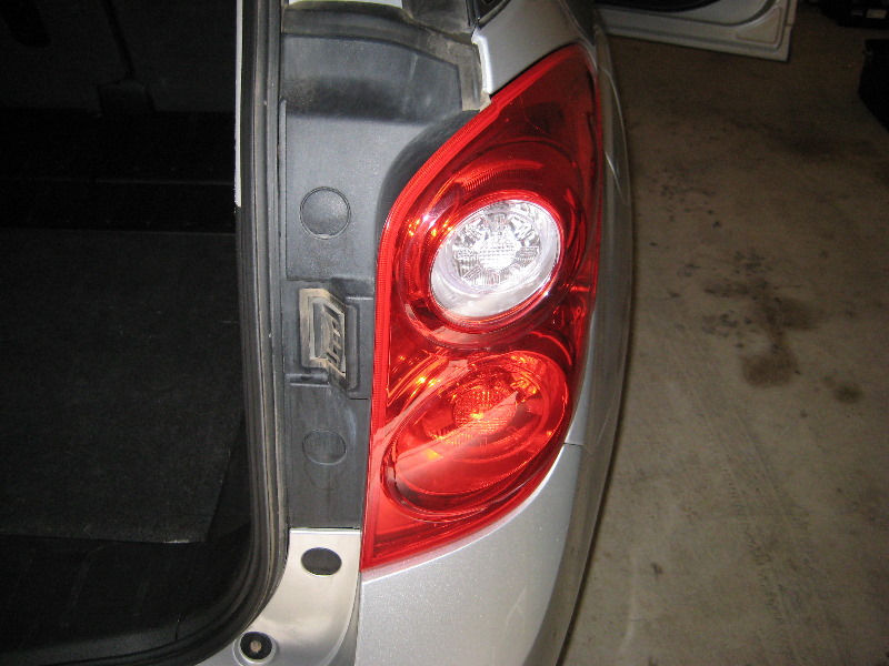 GM-Chevrolet-Equinox-Tail-Light-Bulbs-Replacement-Guide-002