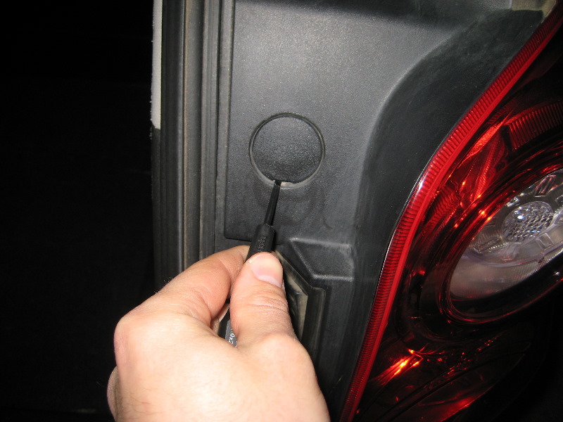 GM-Chevrolet-Equinox-Tail-Light-Bulbs-Replacement-Guide-003