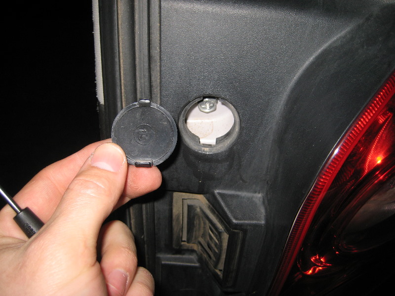 GM-Chevrolet-Equinox-Tail-Light-Bulbs-Replacement-Guide-004