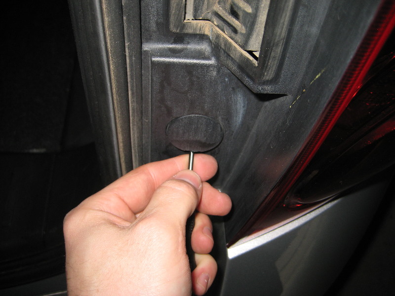 GM-Chevrolet-Equinox-Tail-Light-Bulbs-Replacement-Guide-005