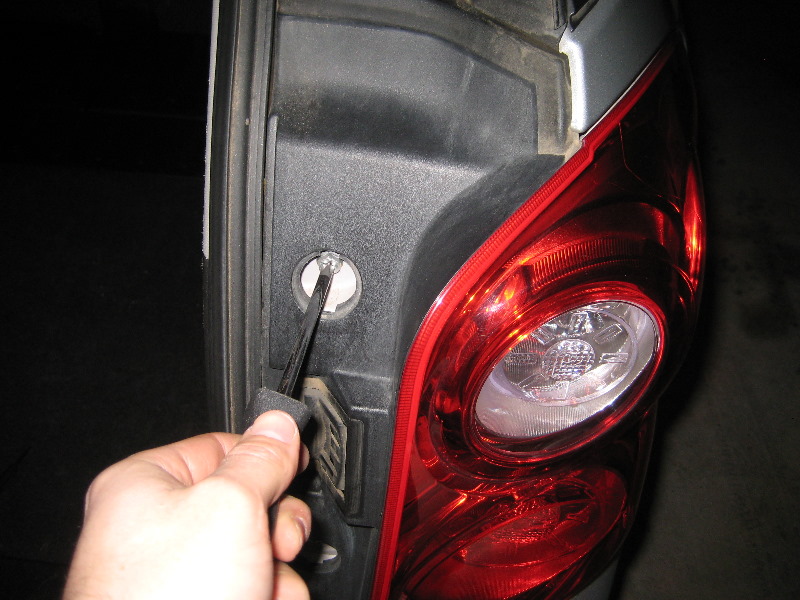 GM-Chevrolet-Equinox-Tail-Light-Bulbs-Replacement-Guide-006