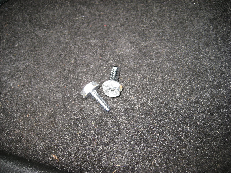 GM-Chevrolet-Equinox-Tail-Light-Bulbs-Replacement-Guide-008