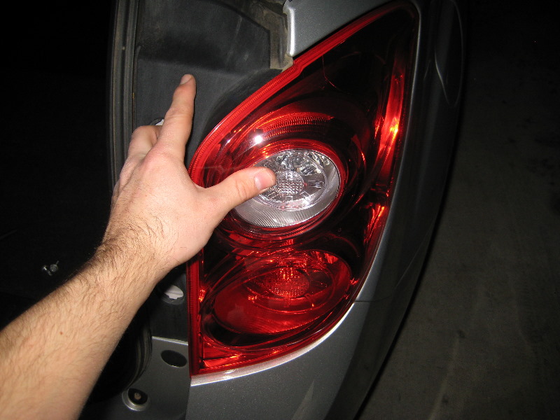 GM-Chevrolet-Equinox-Tail-Light-Bulbs-Replacement-Guide-009