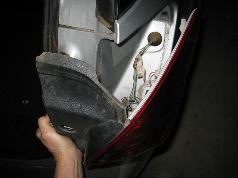 GM-Chevrolet-Equinox-Tail-Light-Bulbs-Replacement-Guide-010