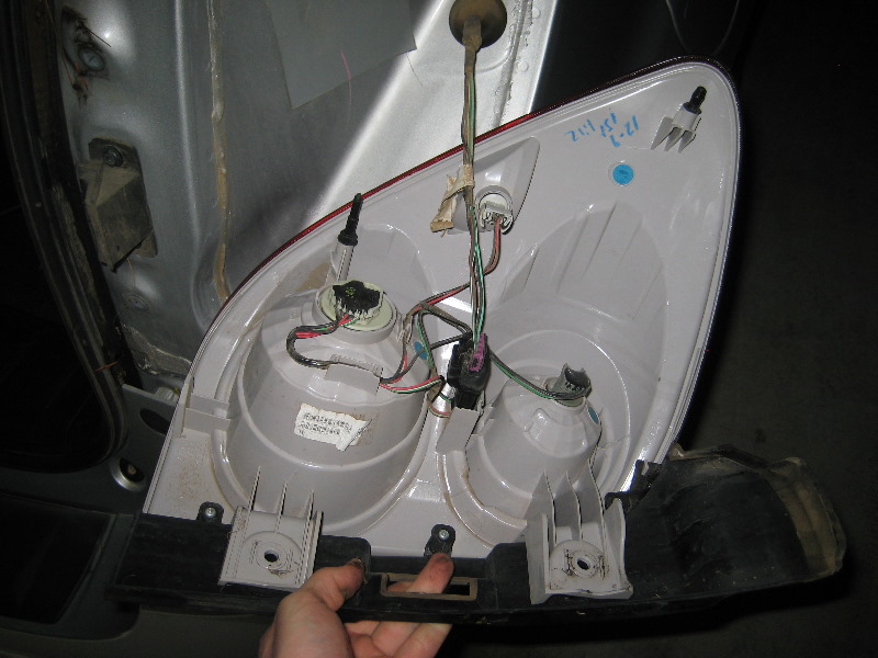 GM-Chevrolet-Equinox-Tail-Light-Bulbs-Replacement-Guide-011