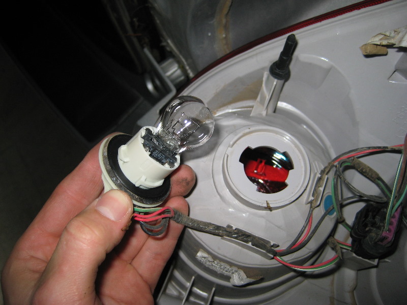 GM-Chevrolet-Equinox-Tail-Light-Bulbs-Replacement-Guide-014