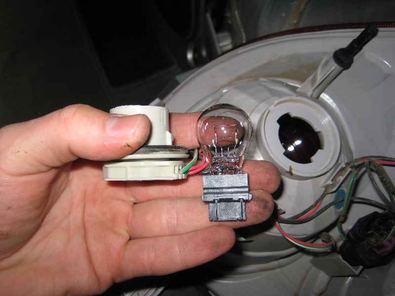 GM-Chevrolet-Equinox-Tail-Light-Bulbs-Replacement-Guide-015