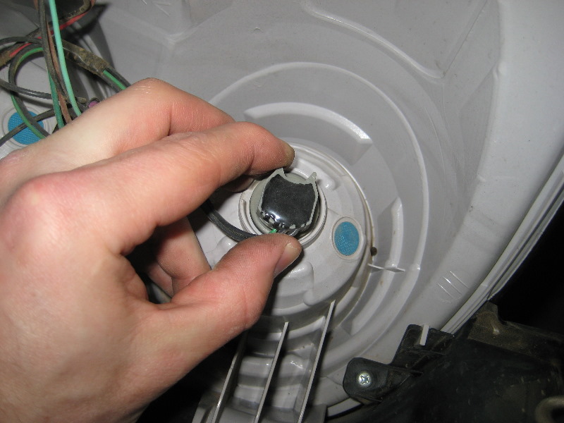 GM-Chevrolet-Equinox-Tail-Light-Bulbs-Replacement-Guide-018