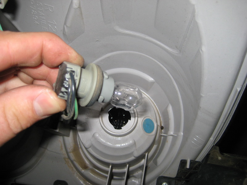 GM-Chevrolet-Equinox-Tail-Light-Bulbs-Replacement-Guide-019