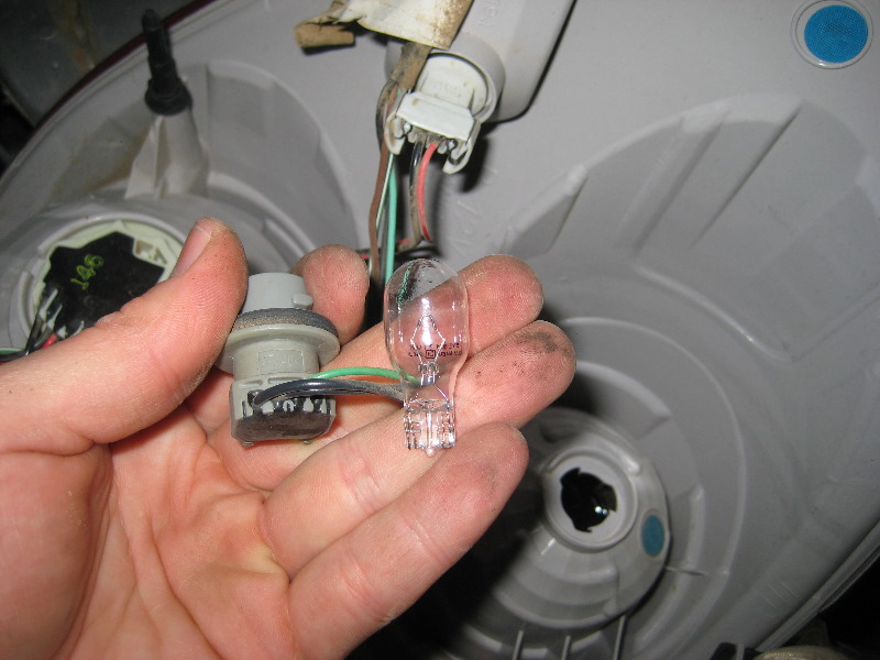 GM-Chevrolet-Equinox-Tail-Light-Bulbs-Replacement-Guide-020