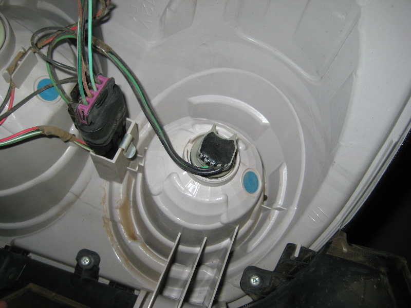 GM-Chevrolet-Equinox-Tail-Light-Bulbs-Replacement-Guide-022