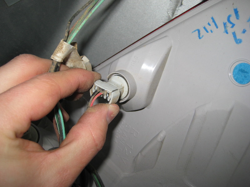 GM-Chevrolet-Equinox-Tail-Light-Bulbs-Replacement-Guide-023