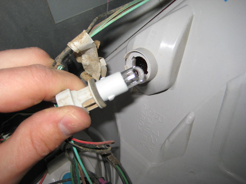 GM-Chevrolet-Equinox-Tail-Light-Bulbs-Replacement-Guide-024