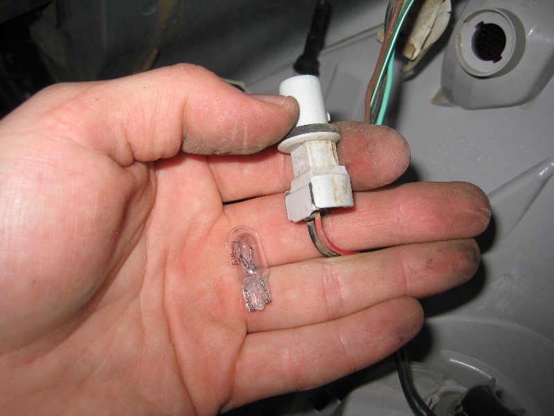 GM-Chevrolet-Equinox-Tail-Light-Bulbs-Replacement-Guide-025