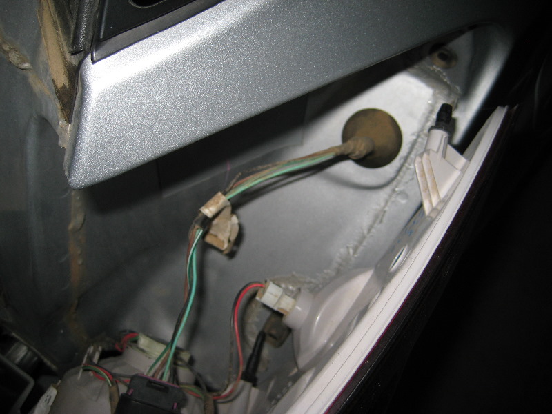 GM-Chevrolet-Equinox-Tail-Light-Bulbs-Replacement-Guide-027