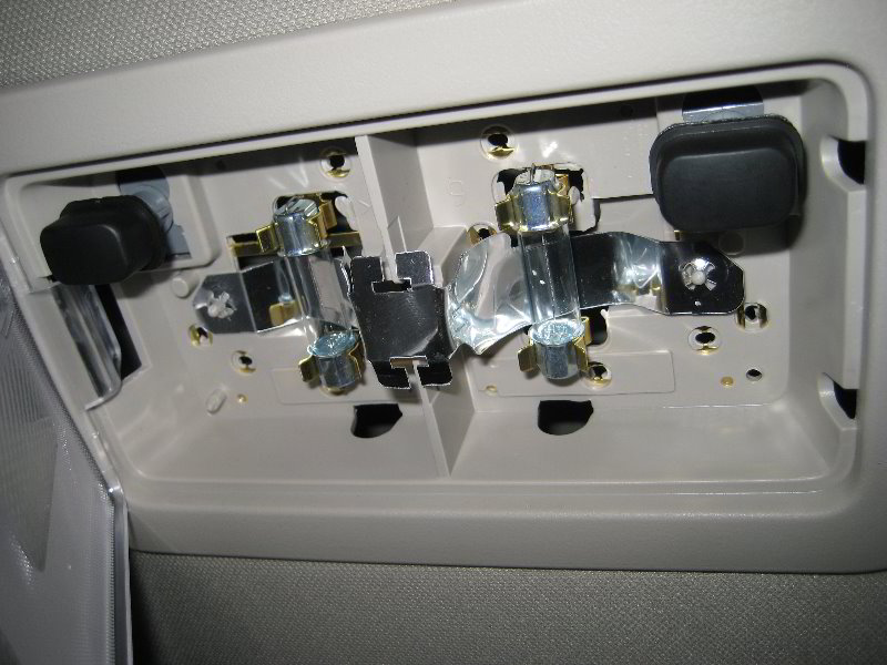 Chevrolet-Silverado-Dome-Light-Bulbs-Replacement-Guide-004