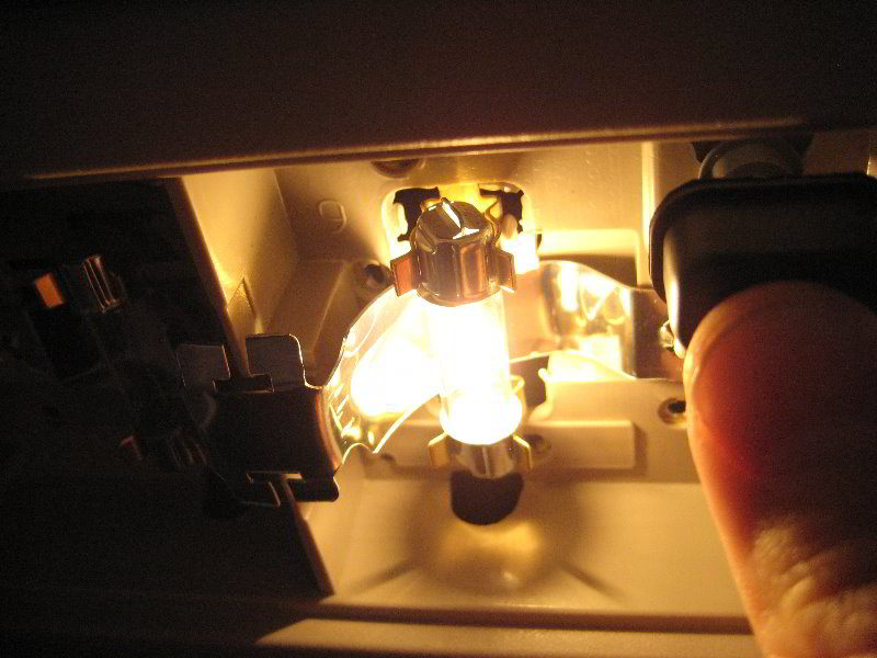 Chevrolet-Silverado-Dome-Light-Bulbs-Replacement-Guide-009