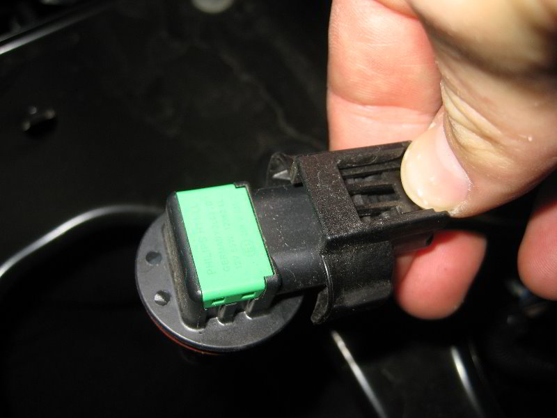 Chevrolet-Silverado-Headlight-Bulbs-Replacement-Guide-016