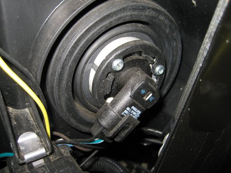 Chevrolet-Silverado-Headlight-Bulbs-Replacement-Guide-023