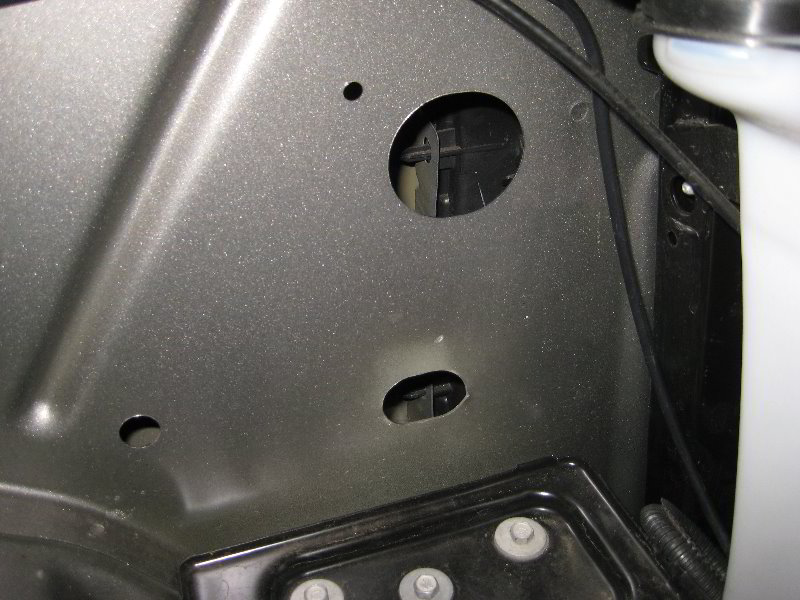 Chevrolet-Silverado-Headlight-Bulbs-Replacement-Guide-039