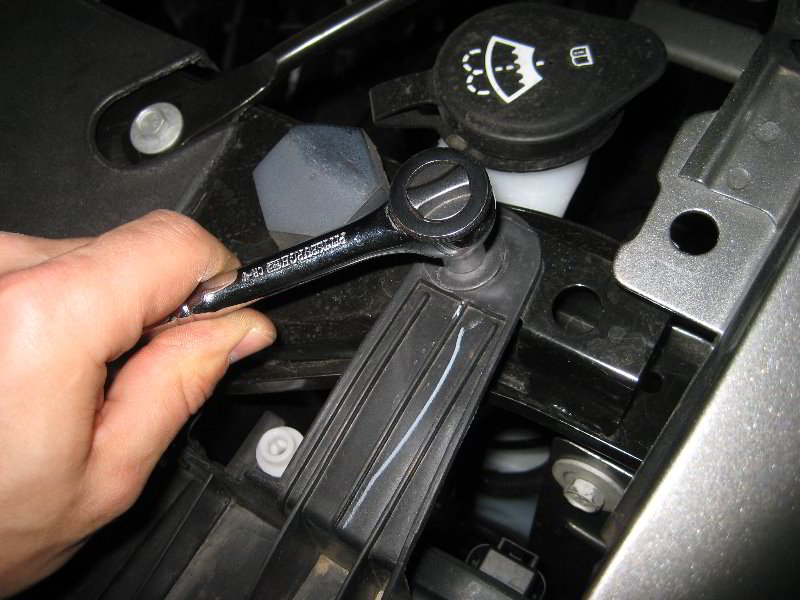 Chevrolet-Silverado-Headlight-Bulbs-Replacement-Guide-045