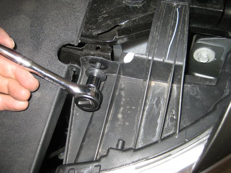 Chevrolet-Silverado-Headlight-Bulbs-Replacement-Guide-046