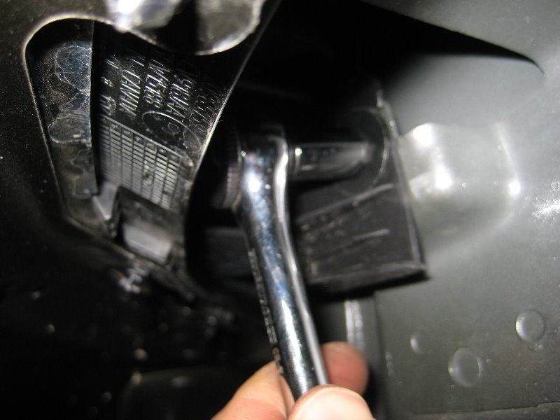 Chevrolet-Silverado-Headlight-Bulbs-Replacement-Guide-048