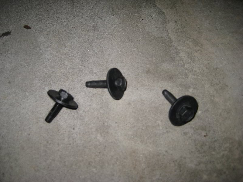 Chevrolet-Silverado-Headlight-Bulbs-Replacement-Guide-049