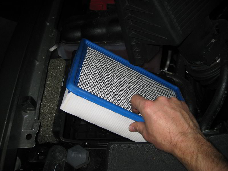 Chevrolet-Silverado-Vortec-4800-V8-Engine-Air-Filter-Replacement-Guide-011