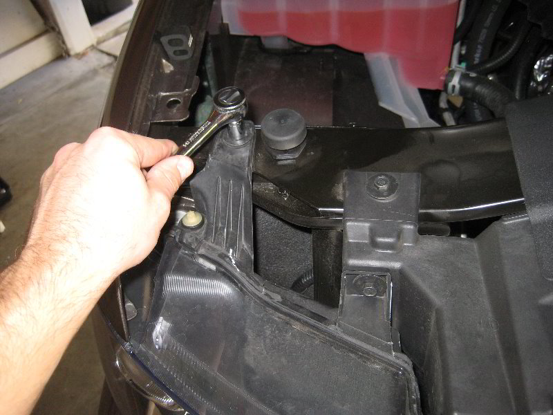 GM-Chevrolet-Tahoe-Headlight-Bulbs-Replacement-Guide-037