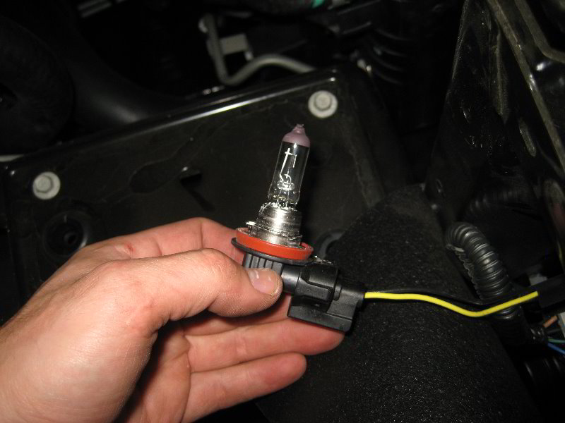 GM-Chevrolet-Tahoe-Headlight-Bulbs-Replacement-Guide-044