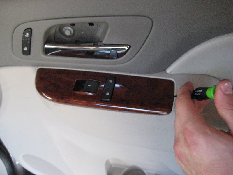 GM-Chevrolet-Tahoe-Interior-Door-Panel-Removal-Guide-010