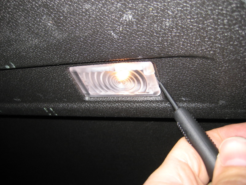 GM-Chevrolet-Traverse-Cargo-Area-Light-Bulbs-Replacement-Guide-002