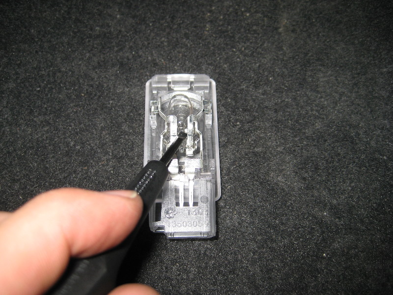 GM-Chevrolet-Traverse-Cargo-Area-Light-Bulbs-Replacement-Guide-006