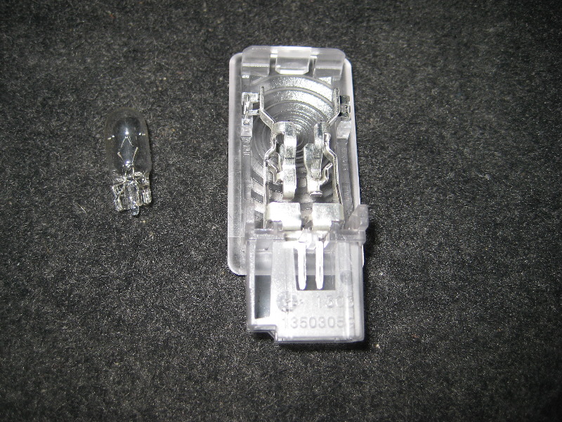 GM-Chevrolet-Traverse-Cargo-Area-Light-Bulbs-Replacement-Guide-007