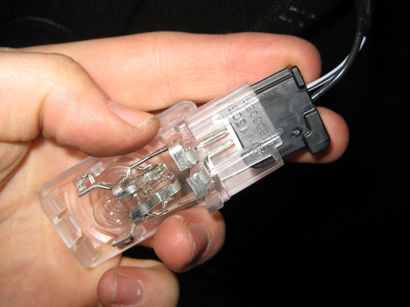 GM-Chevrolet-Traverse-Cargo-Area-Light-Bulbs-Replacement-Guide-009