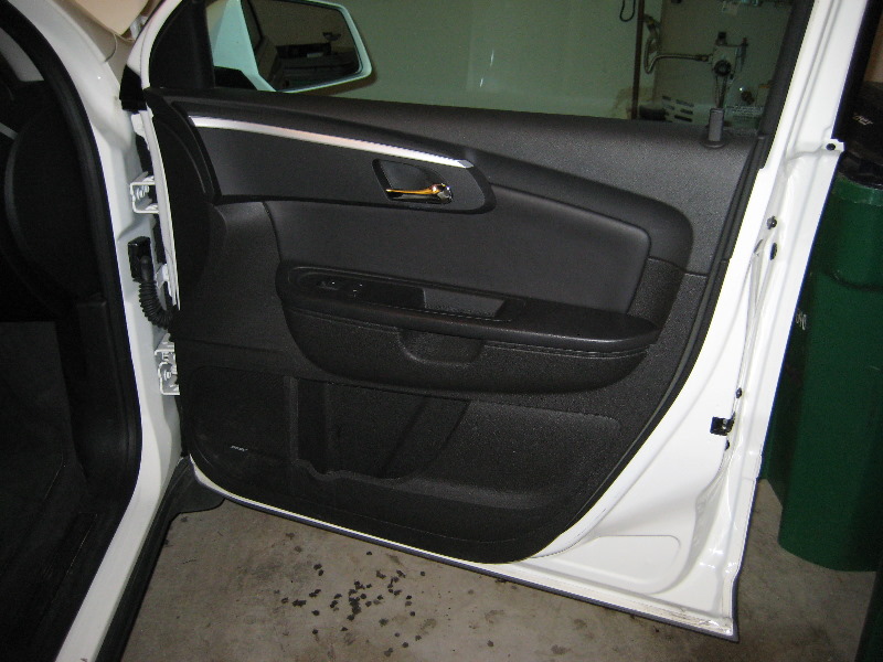 GMChevroletTraverseDoorPanelRemovalGuide001